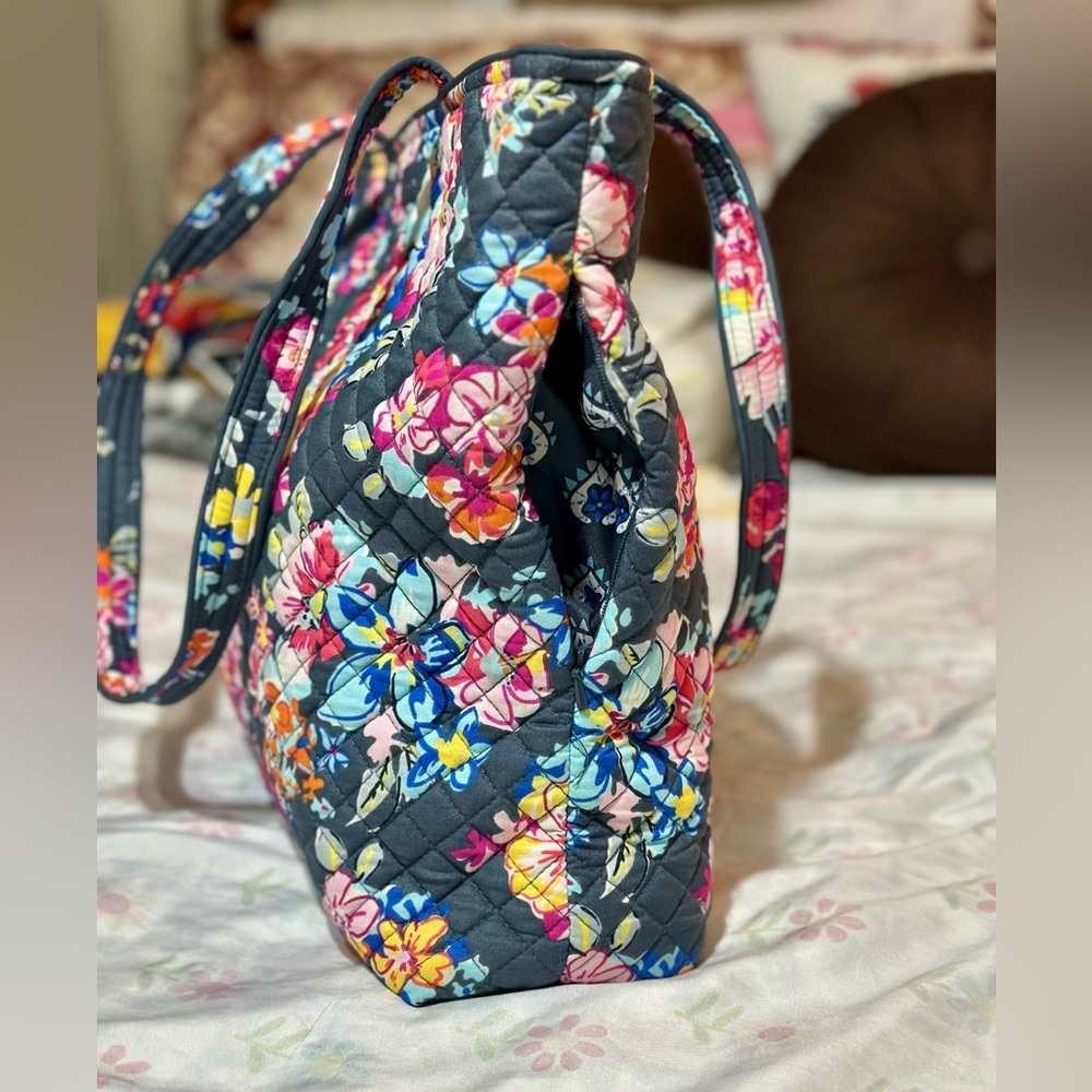 Tote In Pretty Poises - Picture 2 of 9